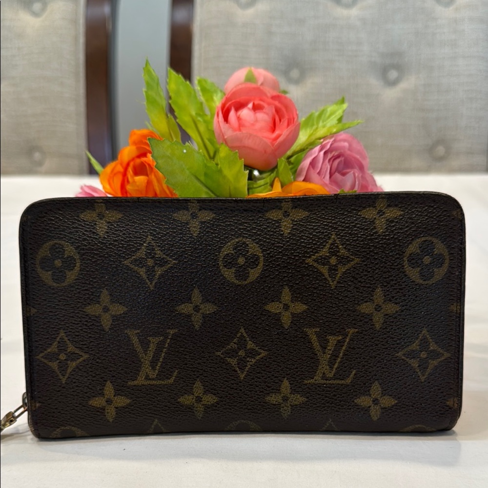 Authentic Louis Vuitton Brown Monogram Zippy Wallet